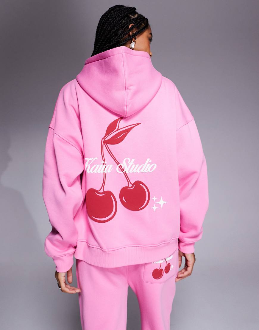 Kaiia Studio - Oversize-Kapuzenpullover mit hohem Baumwollanteil in Rosa mit Kirschgrafik auf dem Rücken, Kombiteil von Kaiia