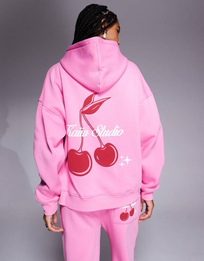 Kaiia Studio - Oversize-Kapuzenpullover mit hohem Baumwollanteil in Rosa mit Kirschgrafik auf dem Rücken, Kombiteil Kaiia Studio - Oversize-Kapuzenpullover mit hohem Baumwollanteil in Rosa mit Kirschgrafik auf dem Rücken, Kombiteil von Kaiia