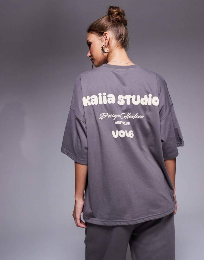 Kaiia Studio - Oversize-T-Shirt in Dunkelgrau und Gelb mit hohem Baumwollanteil und Bubble-Logo auf dem Rücken, Kombiteil von Kaiia