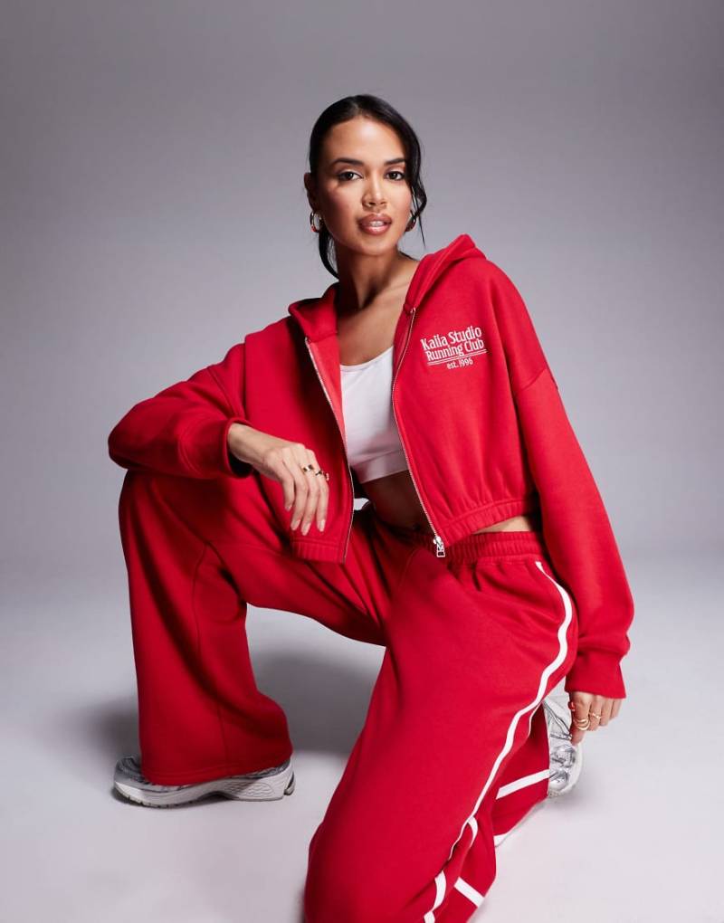 Kaiia - Studio Running Club - Cropped-Kapuzenpullover in Rot mit Reißverschluss, Kombiteil von Kaiia