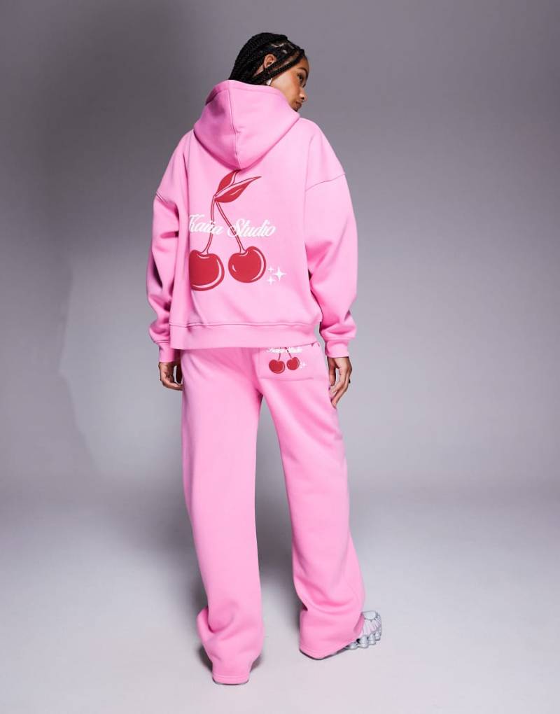 Kaiia Studio - Weit geschnittene Jogginghose mit hohem Baumwollanteil in Rosa mit Kirschprint und Taschendetail, Kombiteil von Kaiia