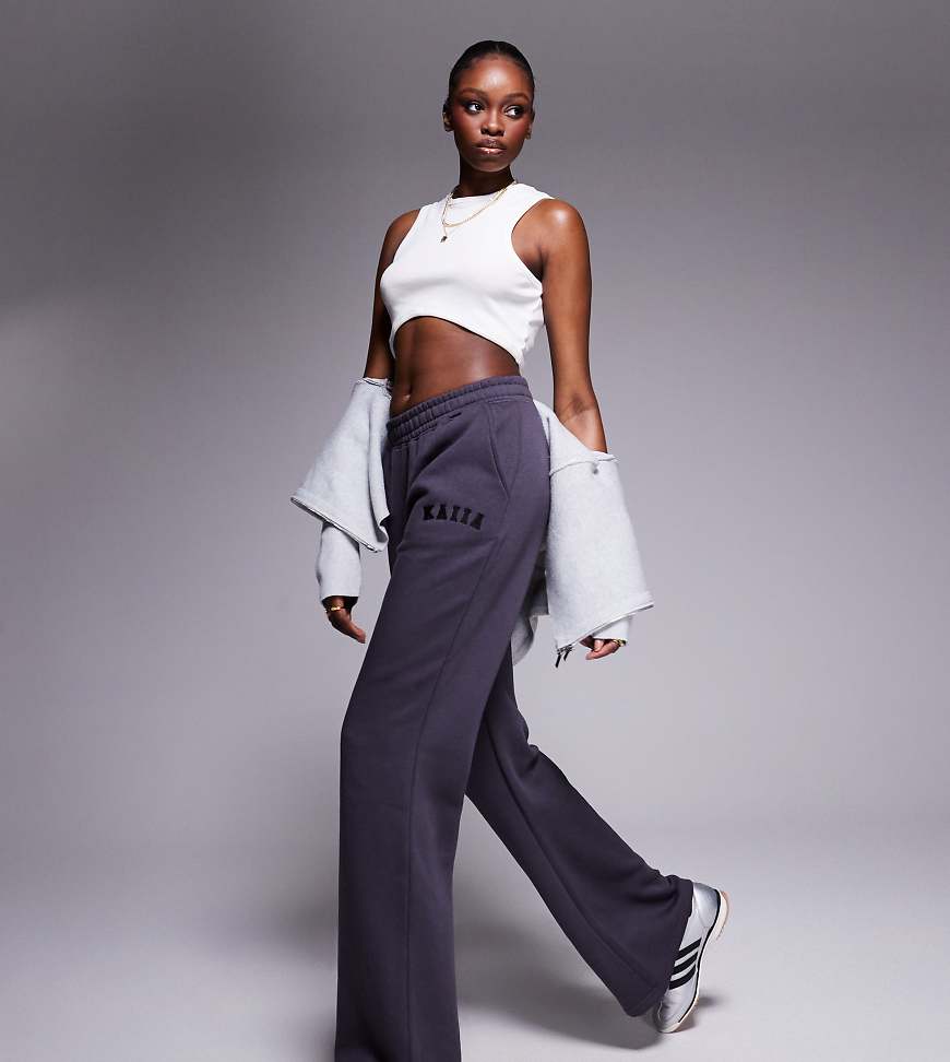 Kaiia Tall - Jogginghose in Dunkelgrau mit weitem Bein und Logo-Stickerei von Kaiia