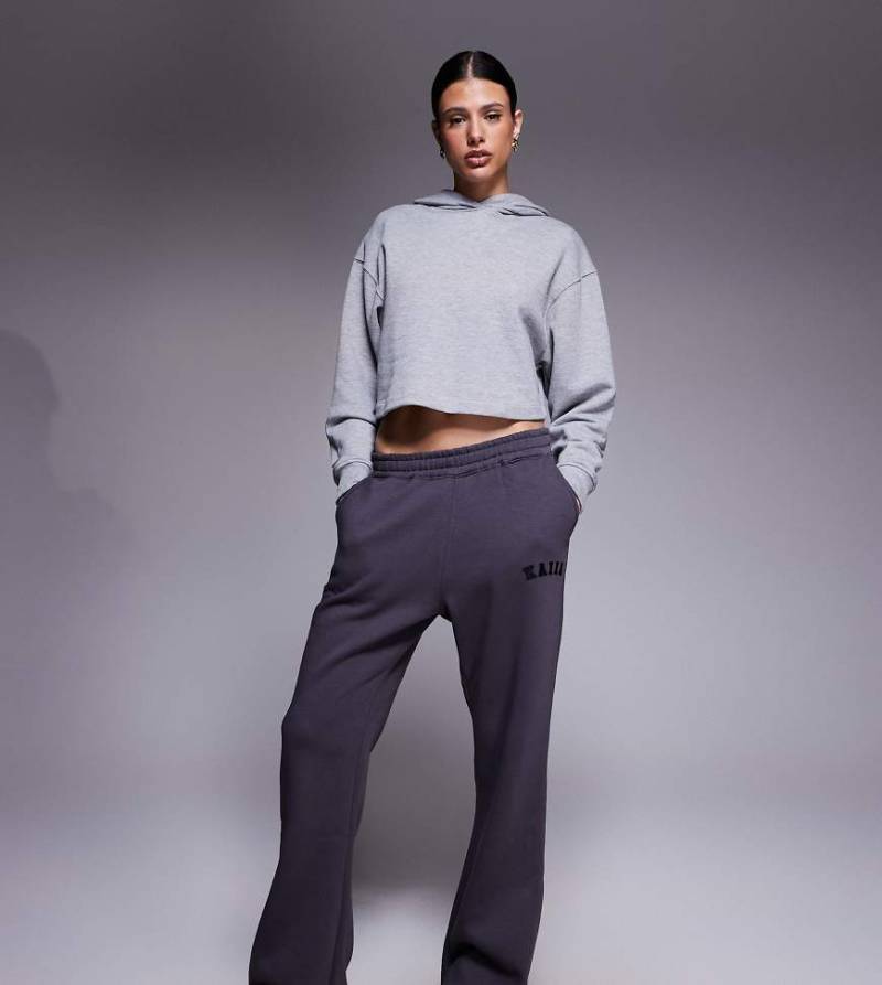 Kaiia Tall - Jogginghose aus Baumwollmix in Dunkelgrau mit weitem Bein und Logo-Stickerei von Kaiia