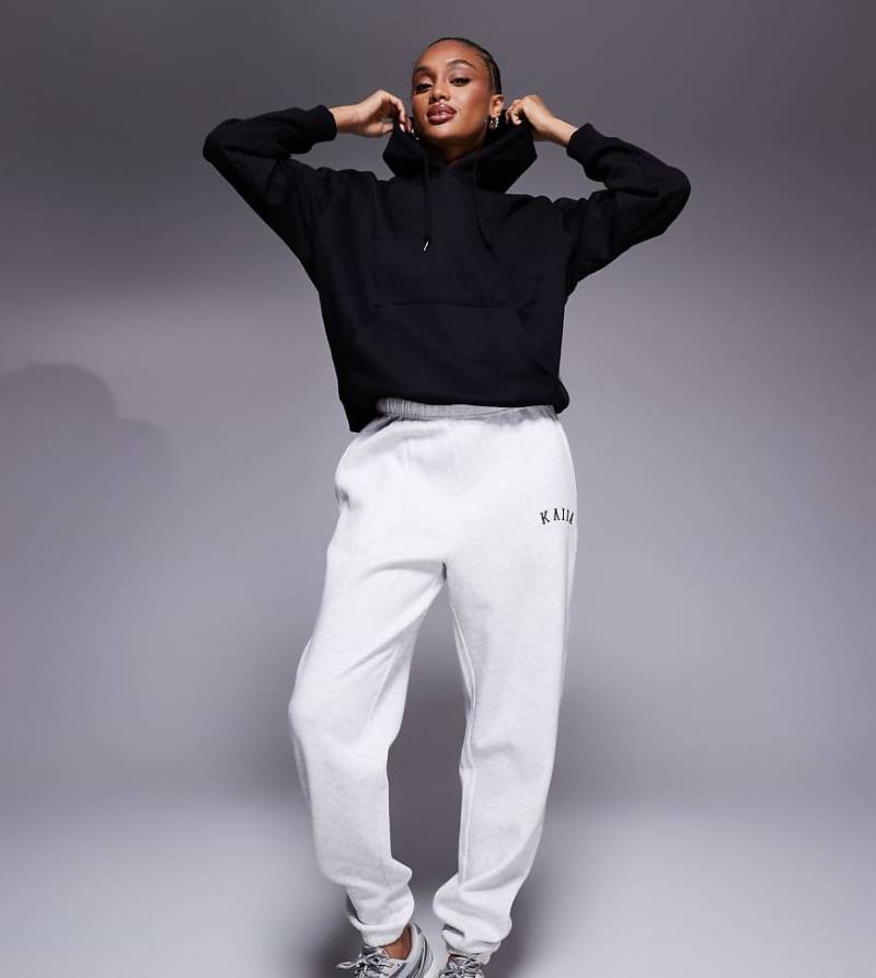 Kaiia Tall - Jogginghose aus Baumwollmix in Hellgrau mit Bündchen und Logo-Stickerei Kaiia Tall - Jogginghose aus Baumwollmix in Hellgrau mit Bündchen und Logo-Stickerei von Kaiia