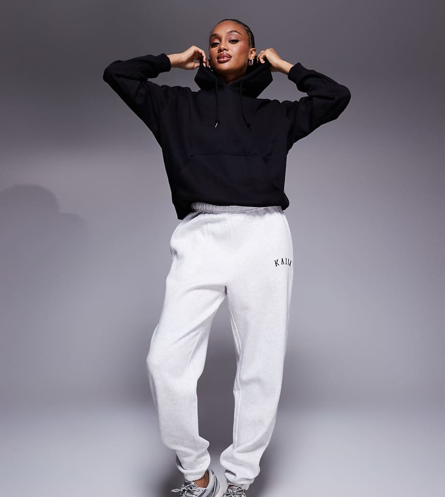 Kaiia Tall - Jogginghose in Hellgrau mit Bündchen und Logo-Stickerei Kaiia Tall - Jogginghose in Hellgrau mit Bündchen und Logo-Stickerei von Kaiia