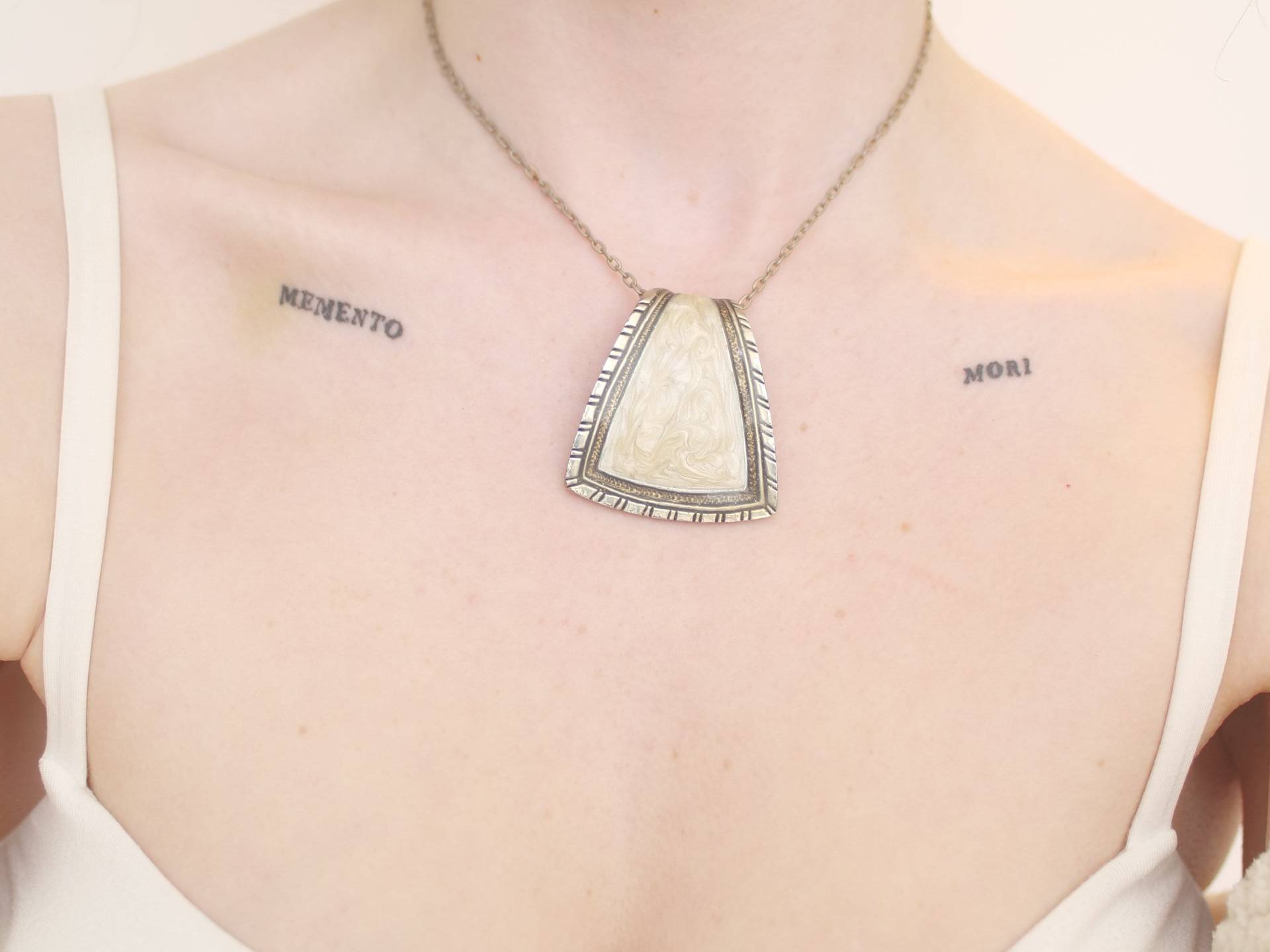 Abstrakte Anhänger Halskette, Silberfarben von KailansJewellery