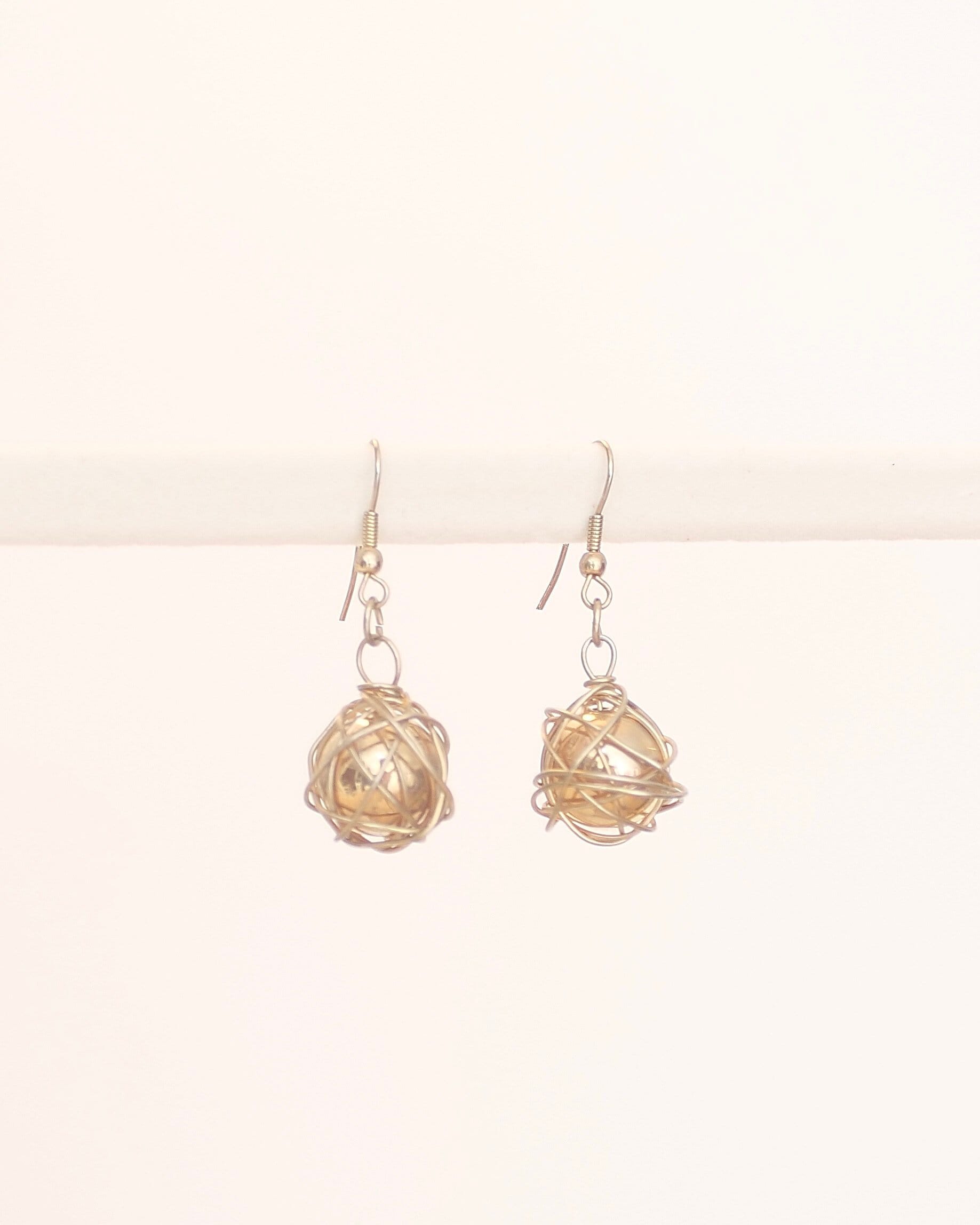 Abstrakte Drahtgewickelte Perlenohrringe in Bronze-Goldton von KailansJewellery