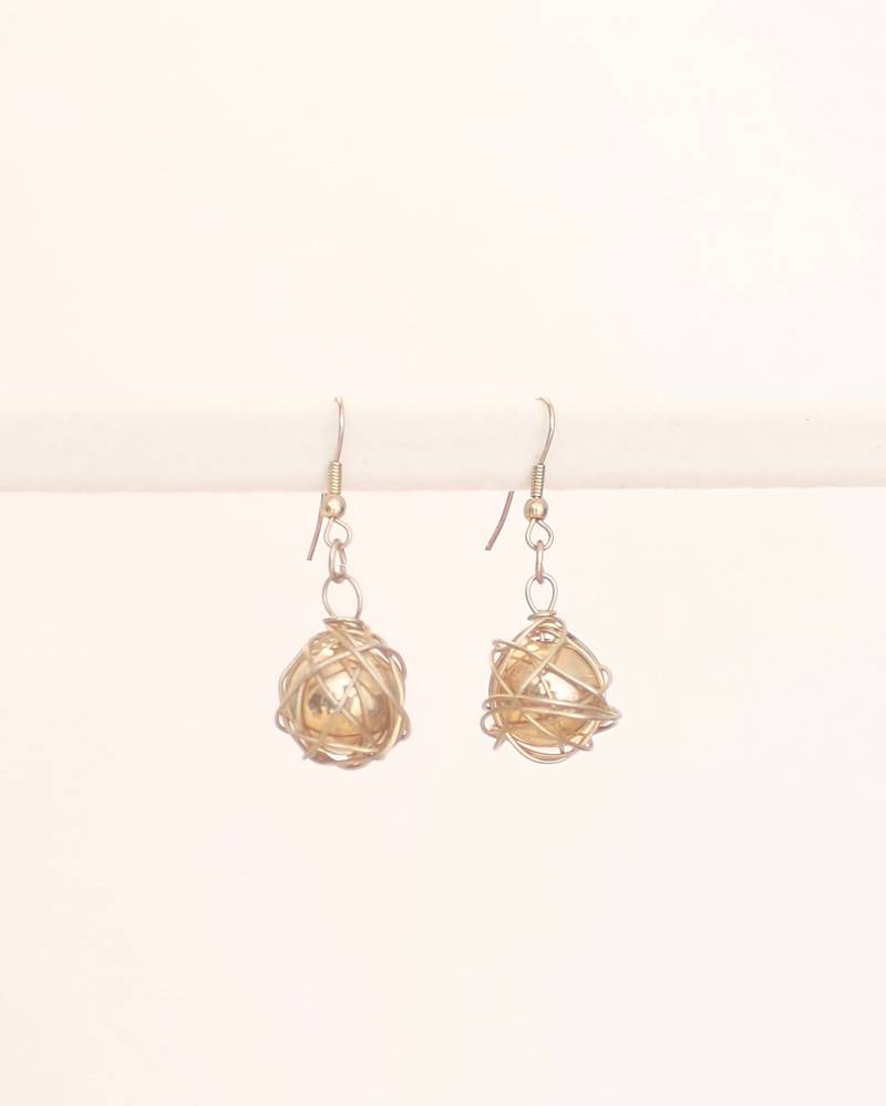 Abstrakte Drahtgewickelte Perlenohrringe in Bronze-Goldton von KailansJewellery