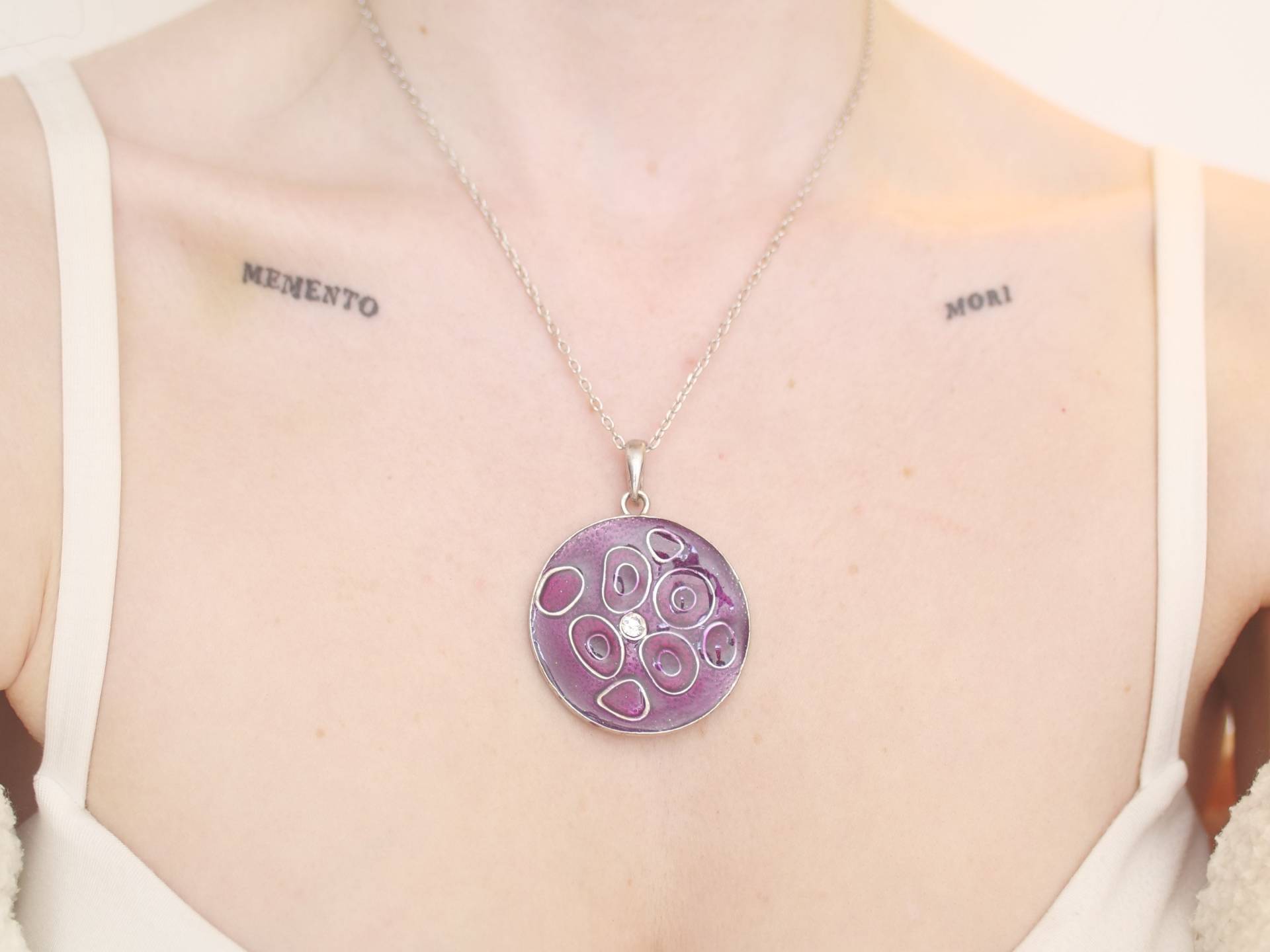 Abstrakte Lila Kreis Disc Edelstein Anhänger Halskette, Silberfarben von KailansJewellery