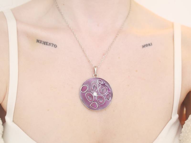 Abstrakte Lila Kreis Disc Edelstein Anhänger Halskette, Silberfarben von KailansJewellery