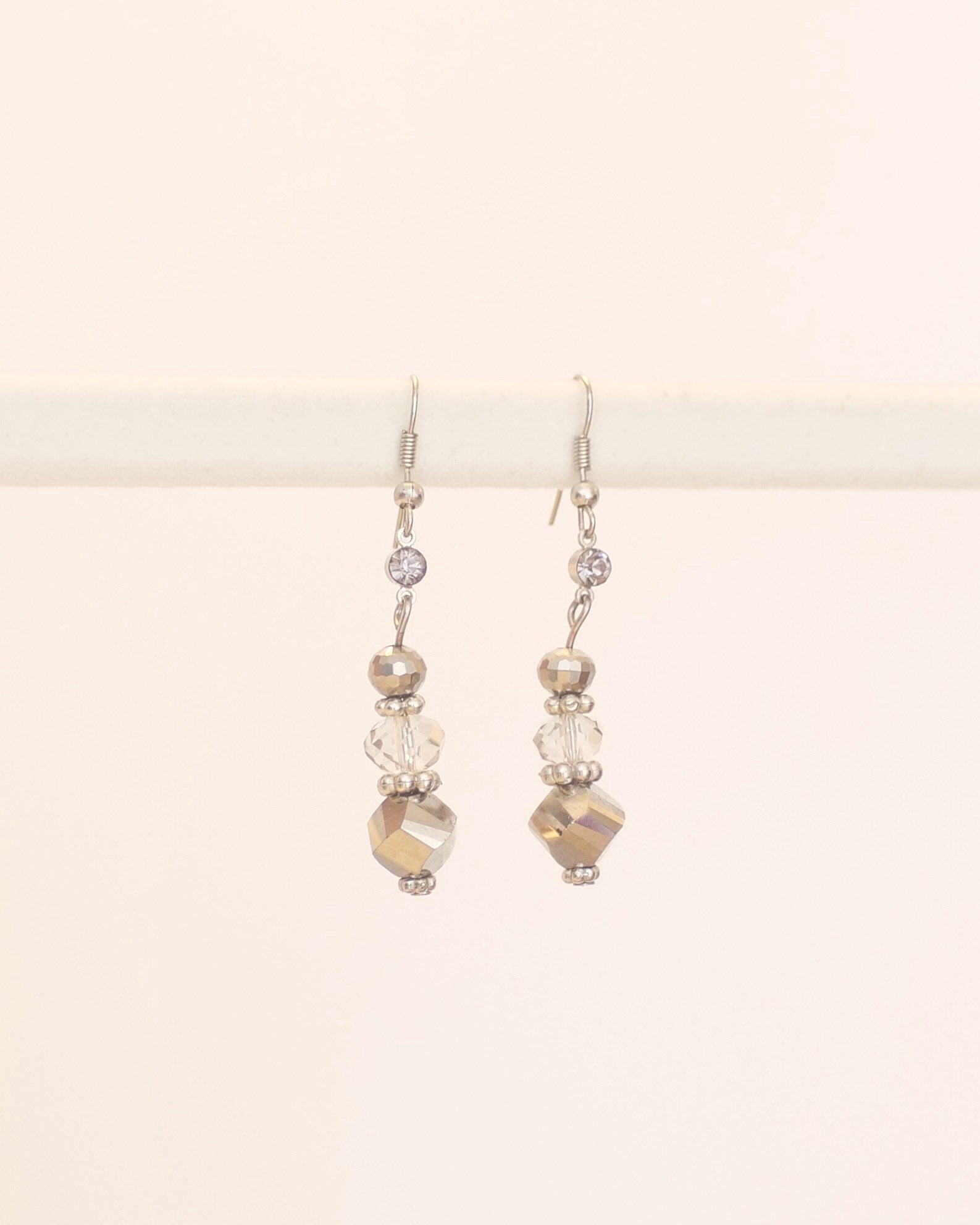 Abstrakte Perlen Ohrringe in Grau & Silber Ton von KailansJewellery