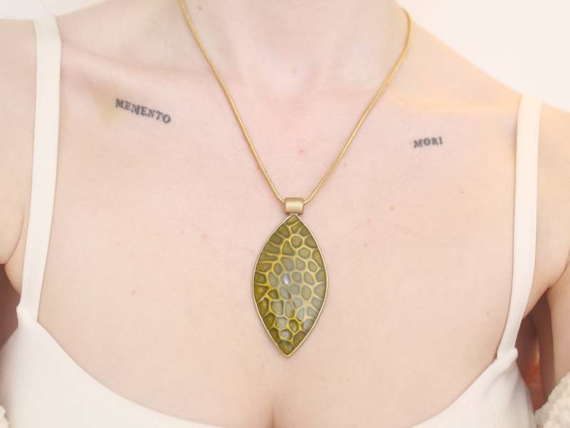 Abstrakte Statement Kette Mit Blatt-Stil Anhänger, Farbe Grün & Gold von KailansJewellery