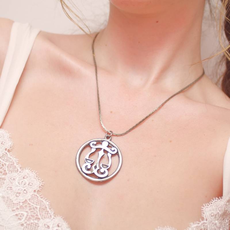 Abstrakte Vintage Halskette Mit Medaillon Anhänger in Grau-Silber/sternzeichen Waage von KailansJewellery