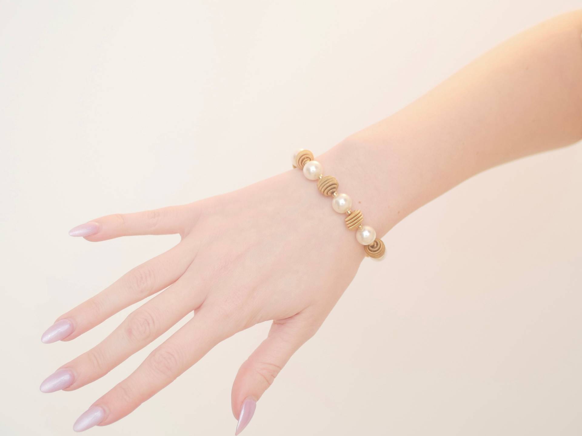 Armband Aus Kunstperlen Und Golddraht von KailansJewellery