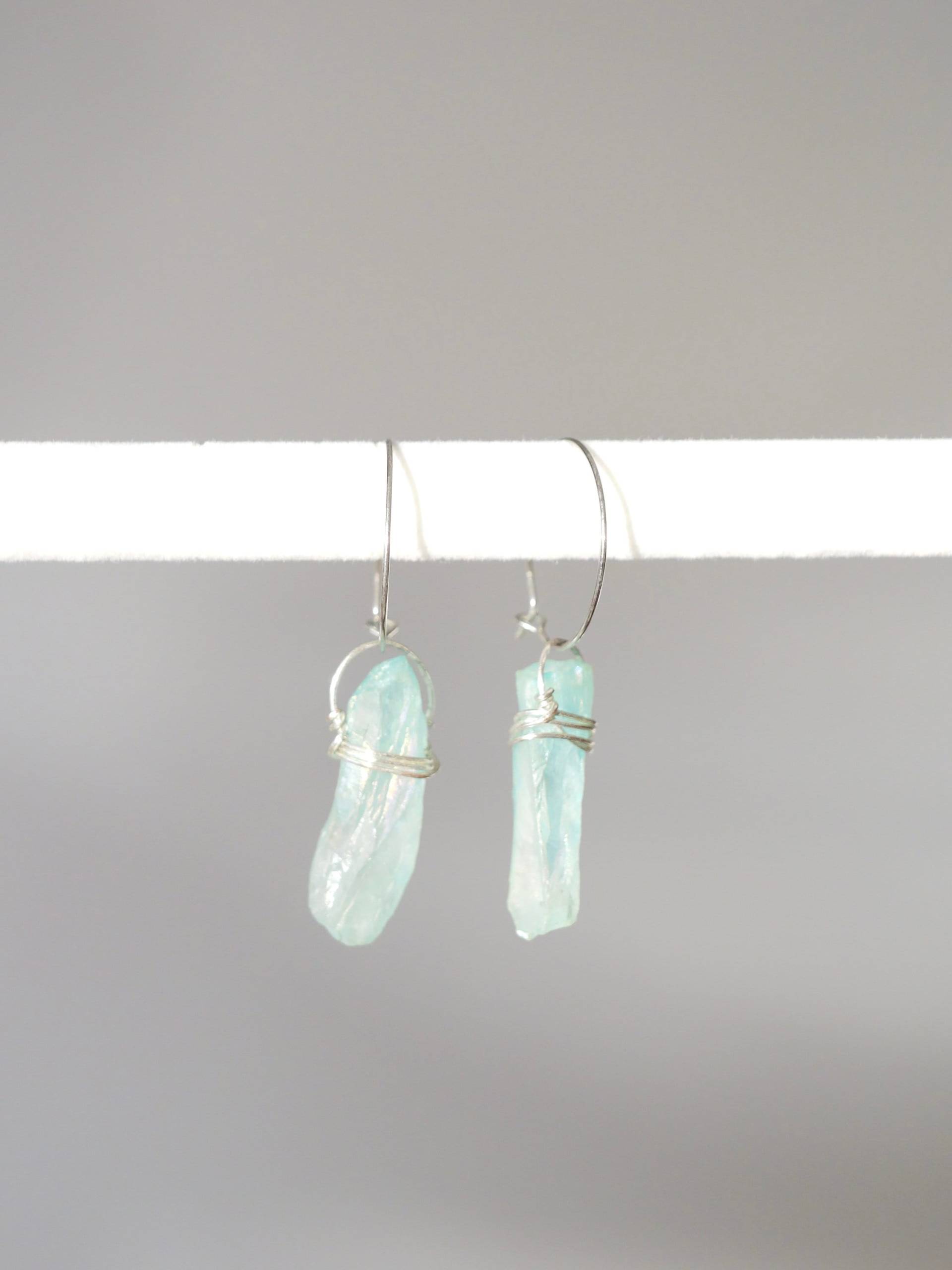 Aura Quarz Kristall Ohrringe, Blau & Silberfarben von KailansJewellery