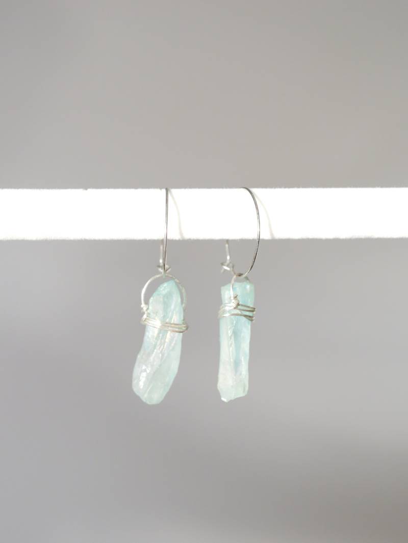 Aura Quarz Kristall Ohrringe, Blau & Silberfarben von KailansJewellery