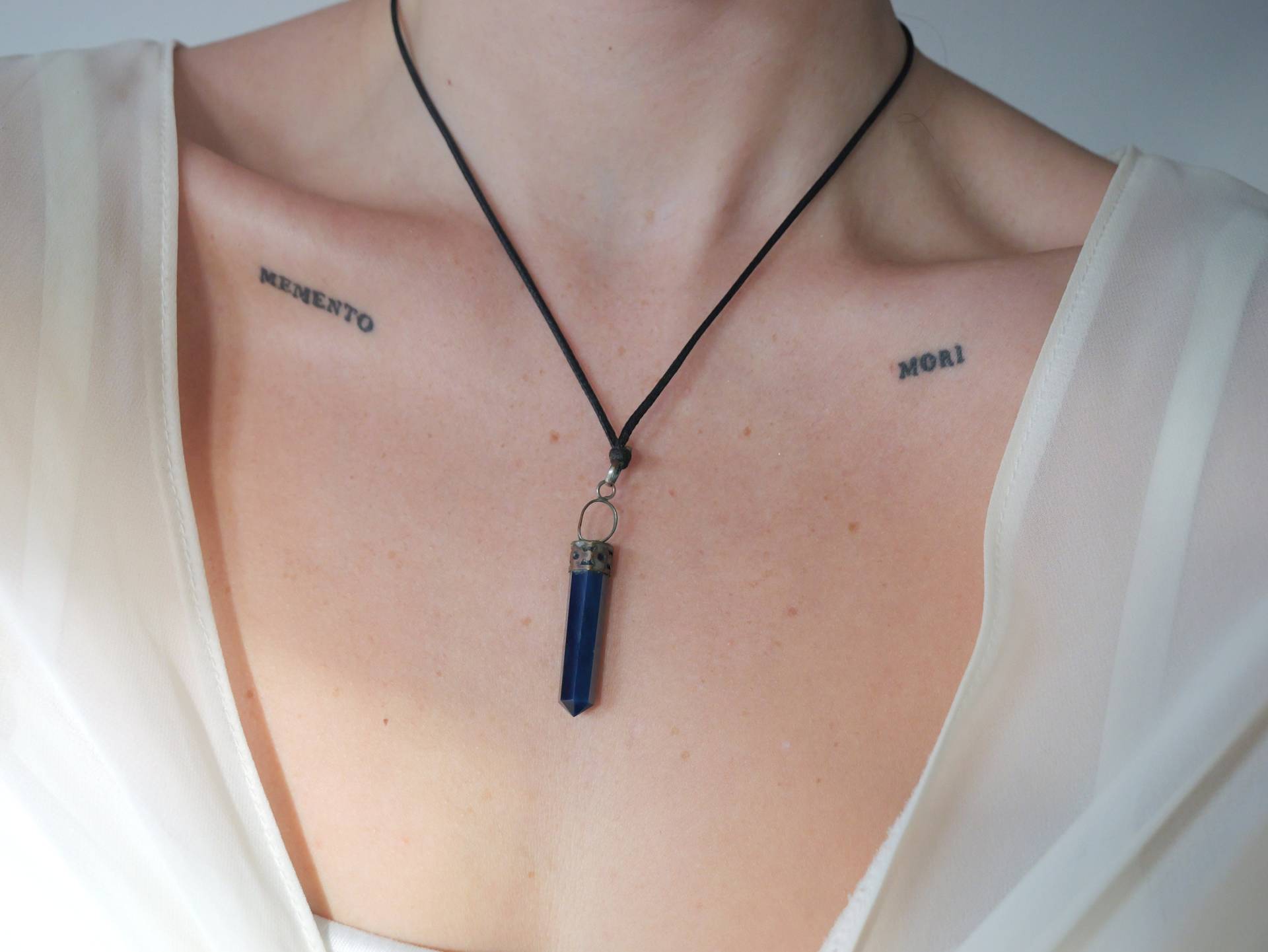 Blaue Kristall Anhänger Halskette Aufgereiht Auf Schwarzem Faden von KailansJewellery