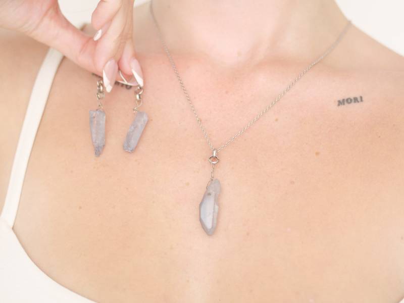 Blaue Quarz-Kristallkette Mit Passendem Schmuckset Ohrringen, Silberfarben von KailansJewellery