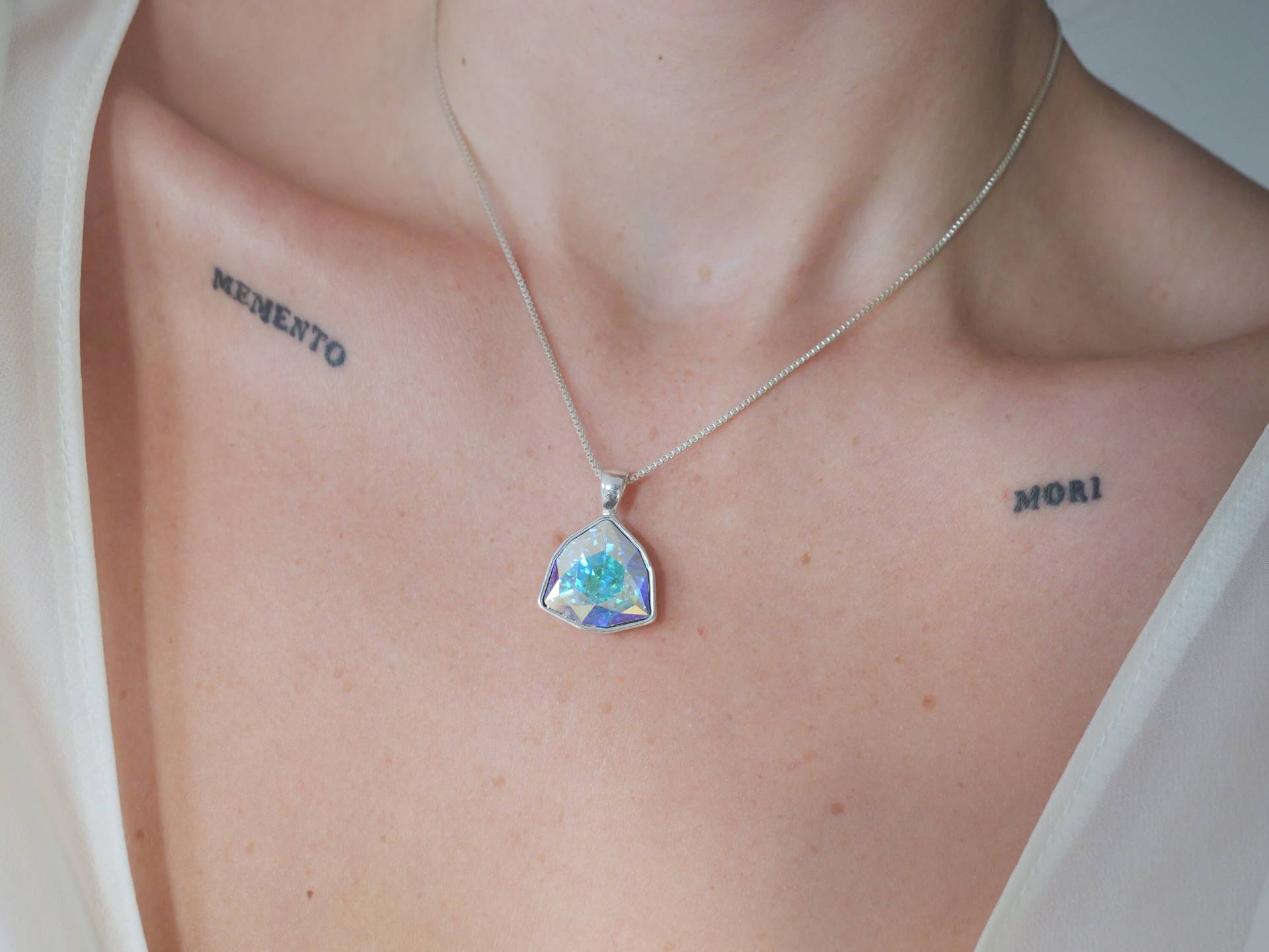 Blauer Kristall Anhänger, Silberfarbene Kette von KailansJewellery