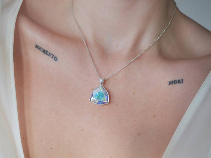 Blauer Kristall Anhänger, Silberfarbene Kette von KailansJewellery