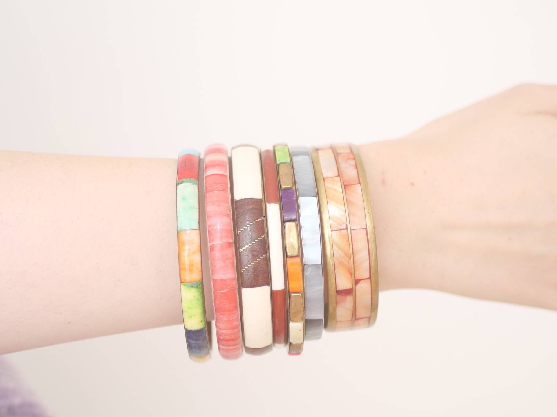 Bündel Mehrfarbiger Armreifen Aus Messing, Goldbronzeton von KailansJewellery