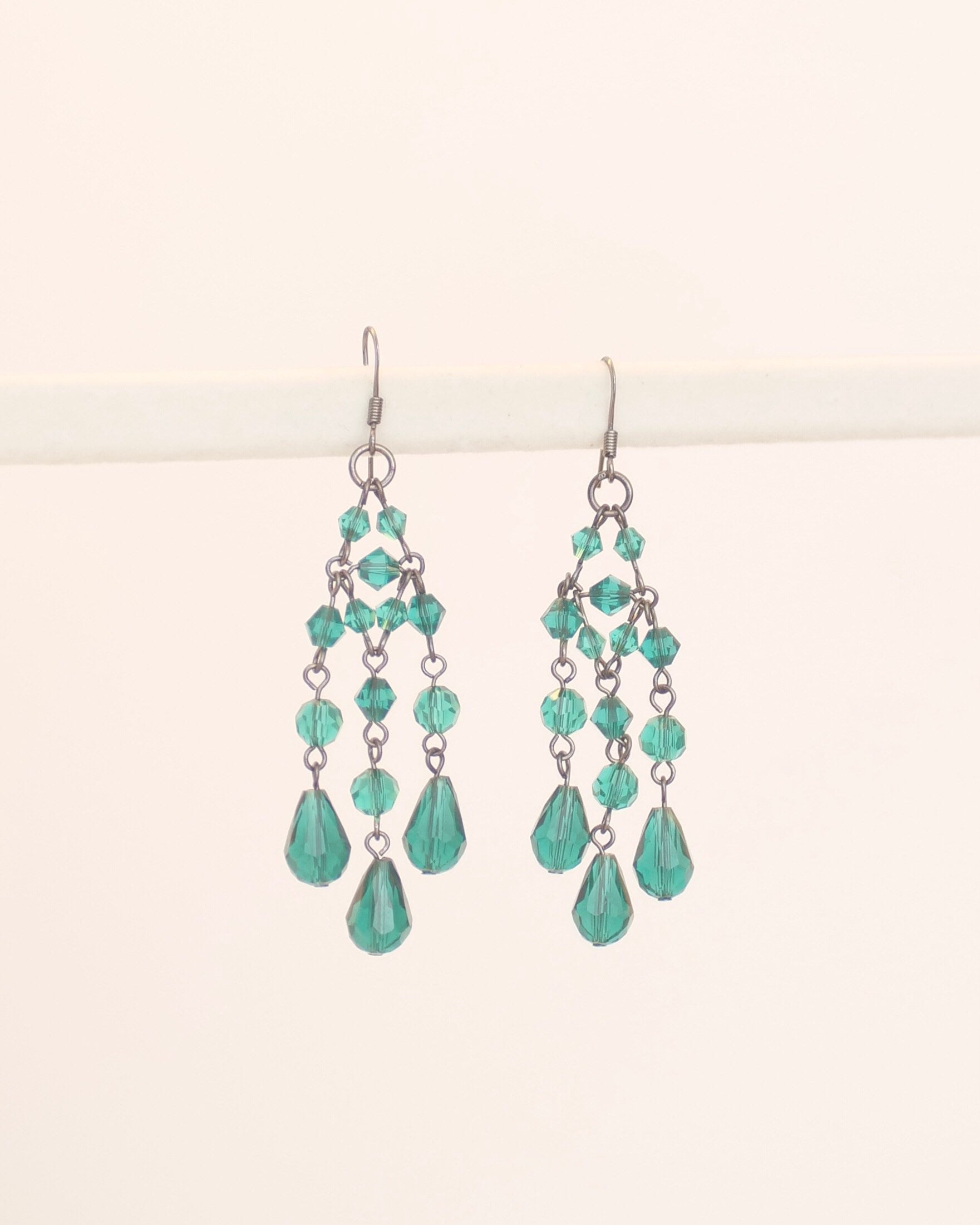 Chandelier Baumeln Tropfen Ohrringe, Ton Grün & Gunmetal Grau von KailansJewellery