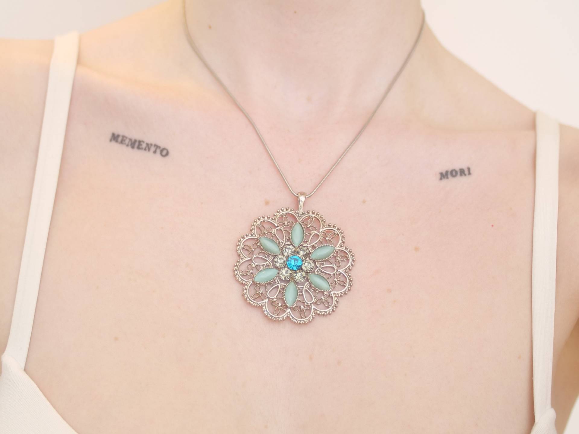 Floral Filigrane Edelstein Anhänger Halskette in Blau & Silber Ton von KailansJewellery