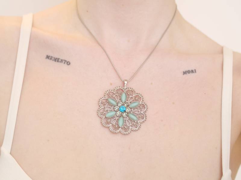 Floral Filigrane Edelstein Anhänger Halskette in Blau & Silber Ton von KailansJewellery