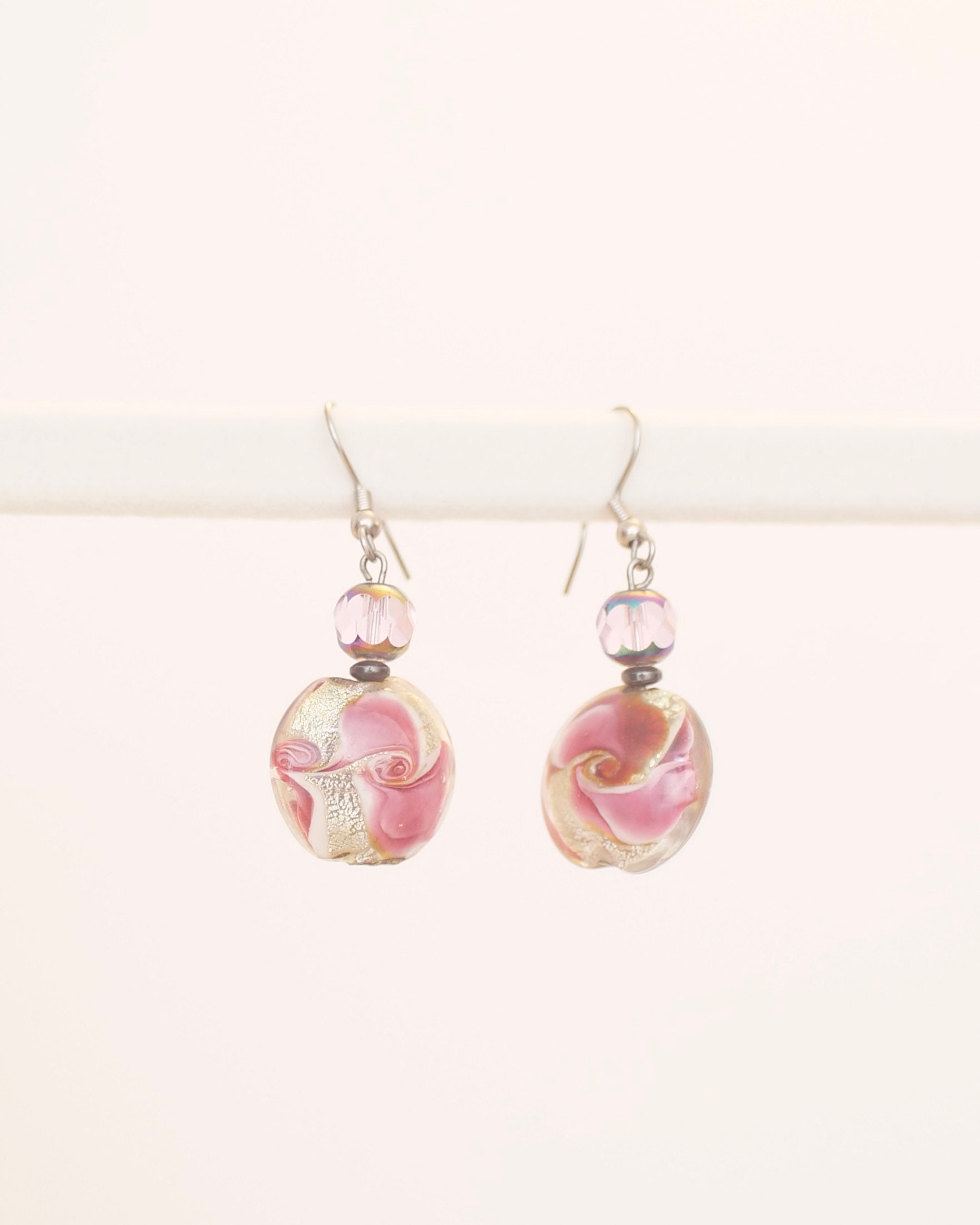 Florale Glasperlen Ohrringe, Murano-stil von KailansJewellery