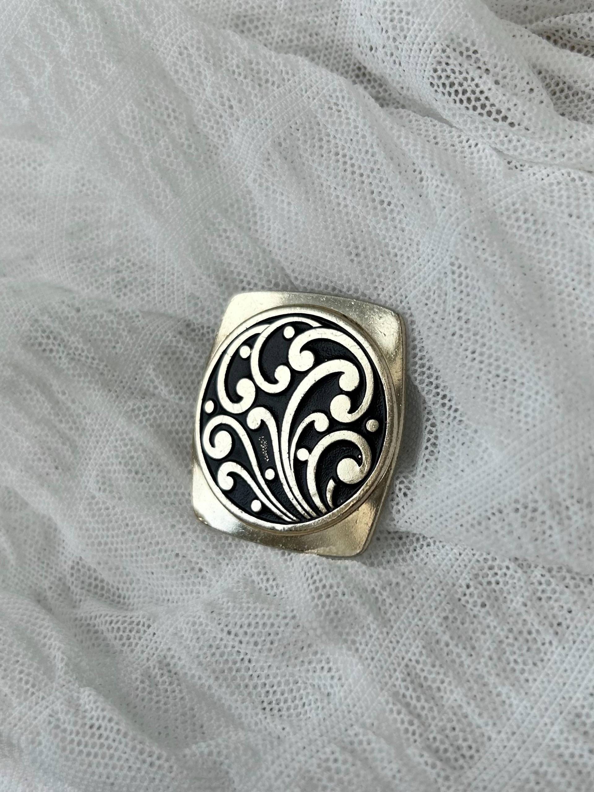 Floraler Schal Ring, Schwarz & Gold Ton von KailansJewellery