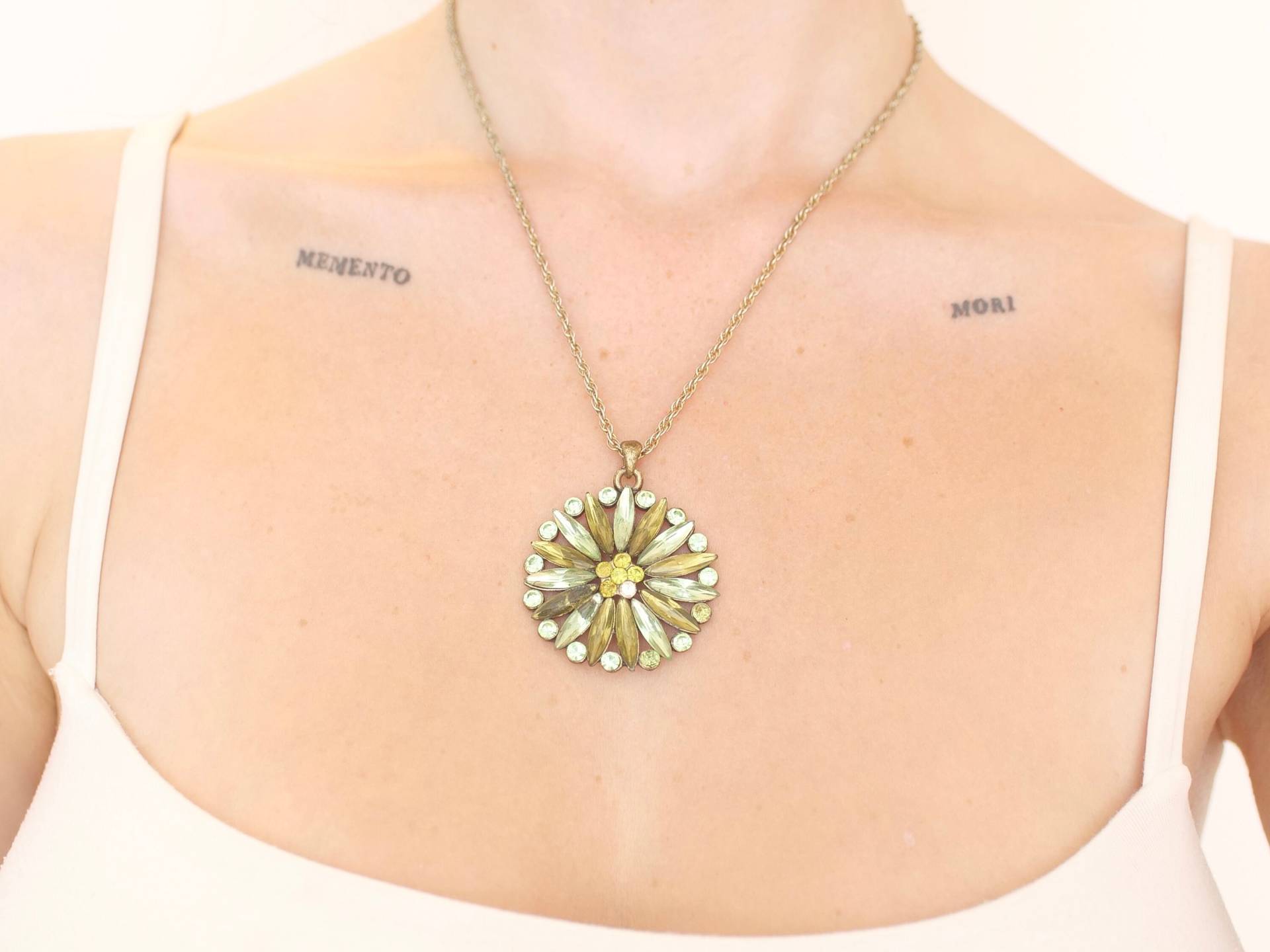 Geeen Blume Edelstein Anhänger Halskette, Bronzefarbene Kette von KailansJewellery