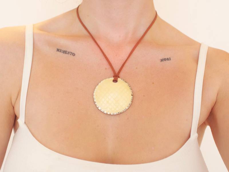 Gelbe Statement-Scheibenanhänger-Halskette, Hellbraune Kordelkette von KailansJewellery