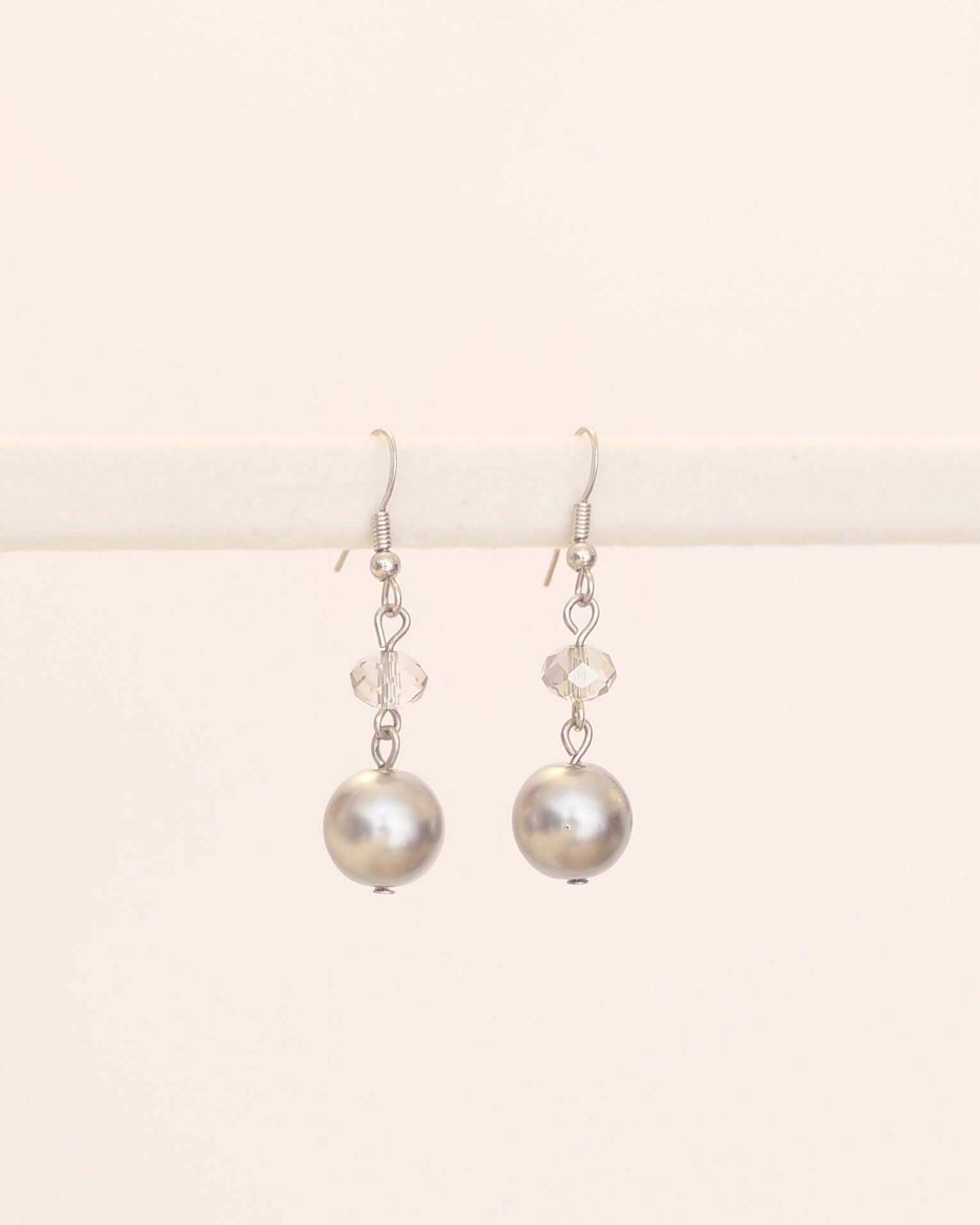 Glasperlen Ohrringe in Grau Silber Ton von KailansJewellery