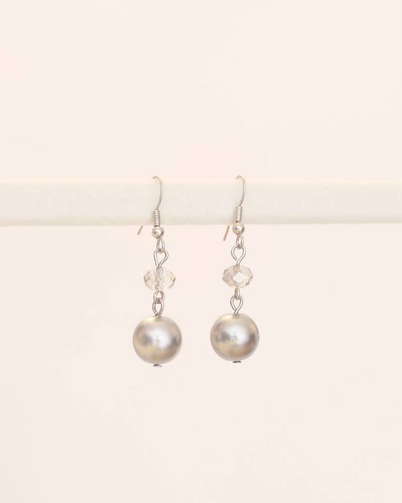 Glasperlen Ohrringe in Grau Silber Ton von KailansJewellery