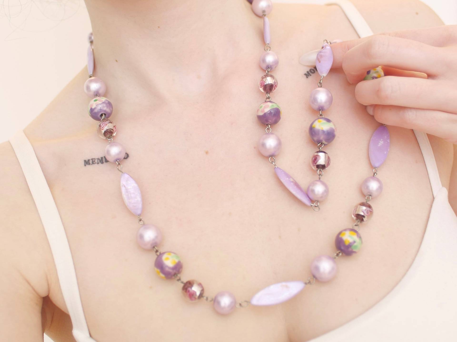 Glasperlenkette in Lila Flieder Floral, Lange Länge von KailansJewellery