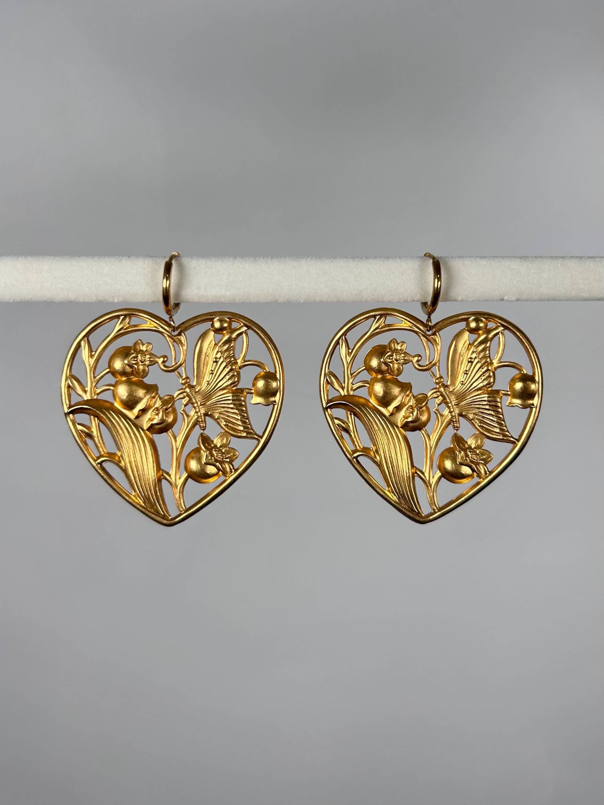 Gold Ton Übergroße Florale Herz Ohrringe von KailansJewellery