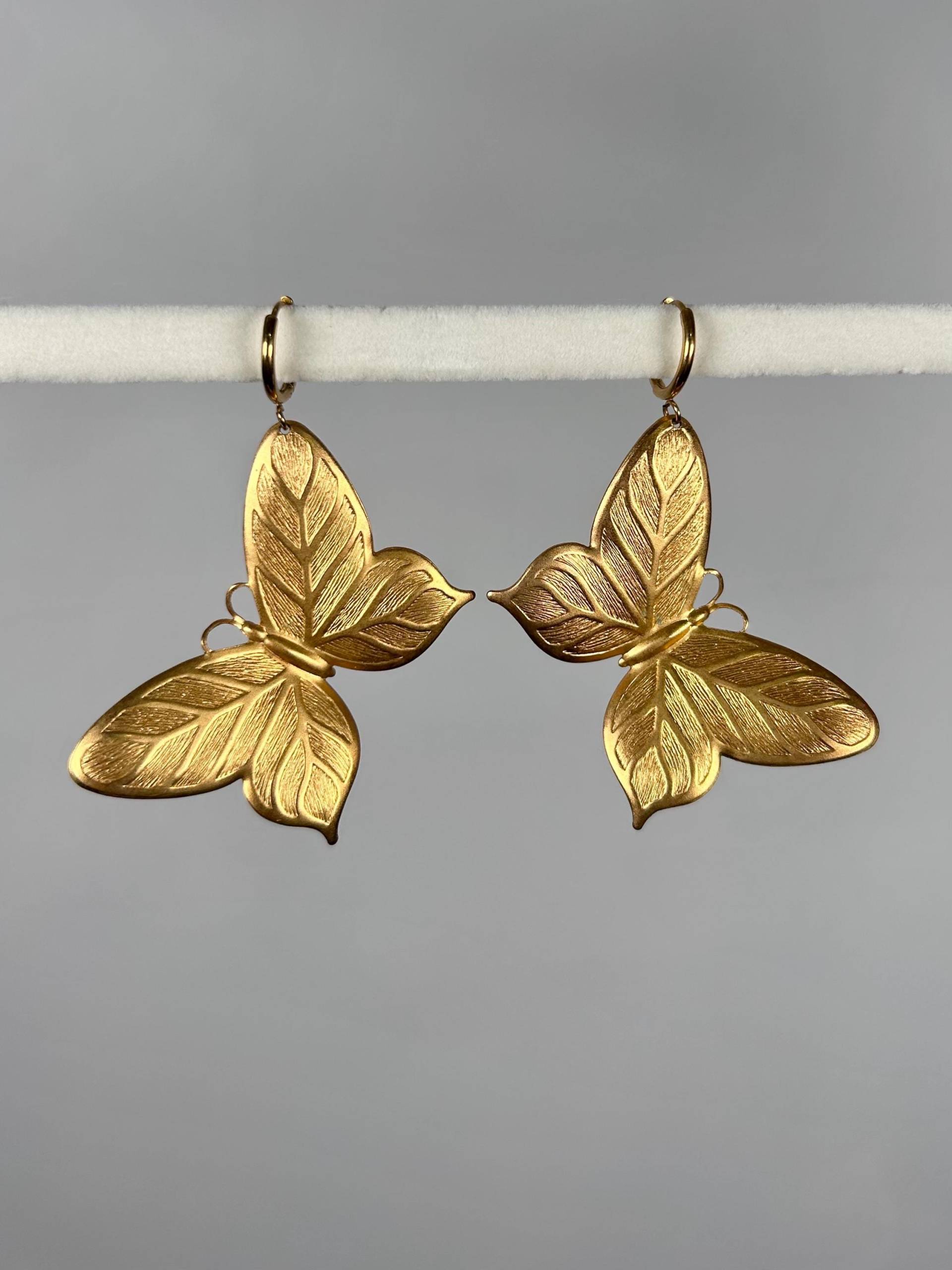 Gold Ton Übergroße Schmetterling Ohrringe von KailansJewellery