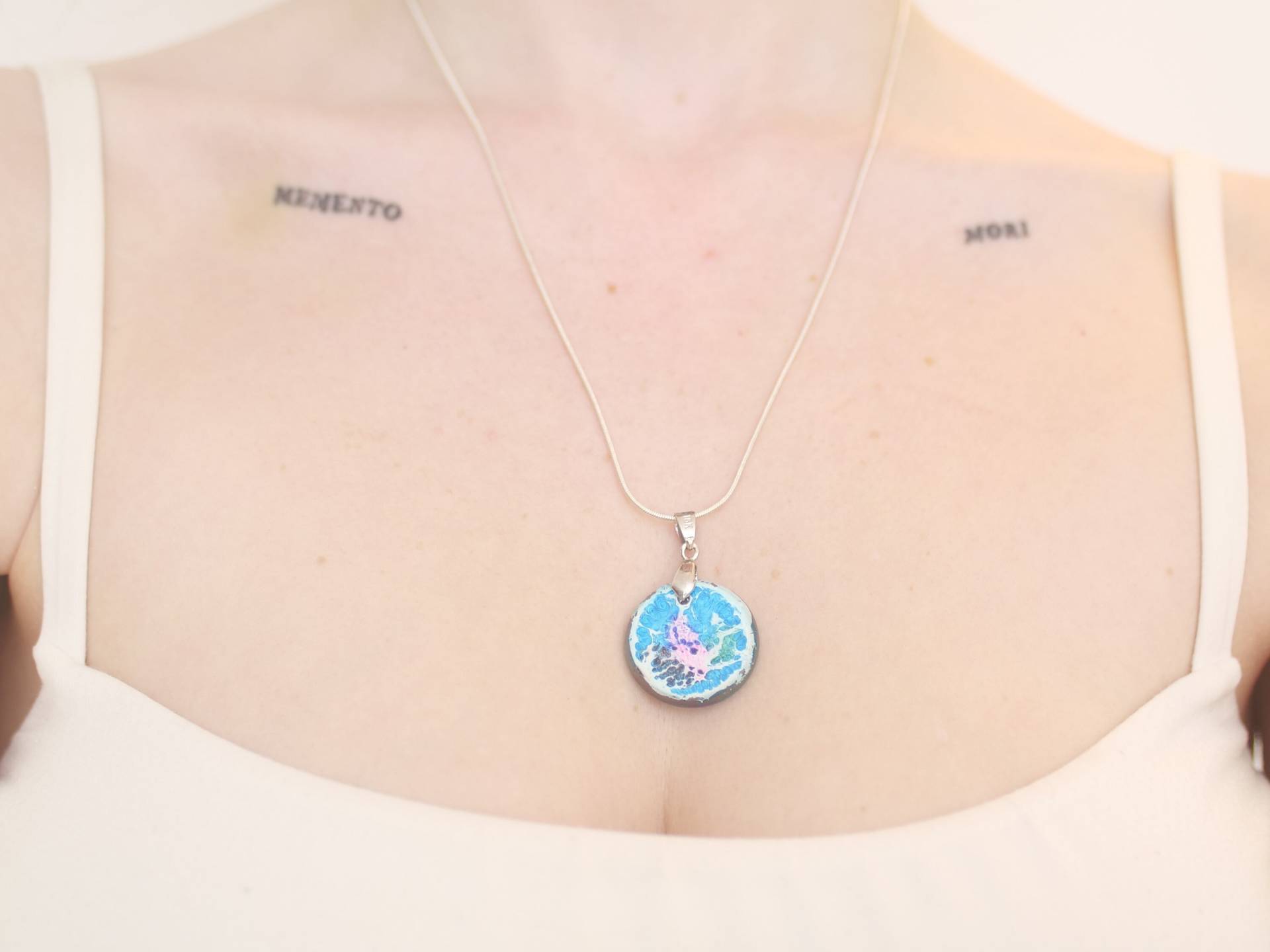 Halskette Mit Anhänger Kreisscheibe, Blau & Silberfarben von KailansJewellery