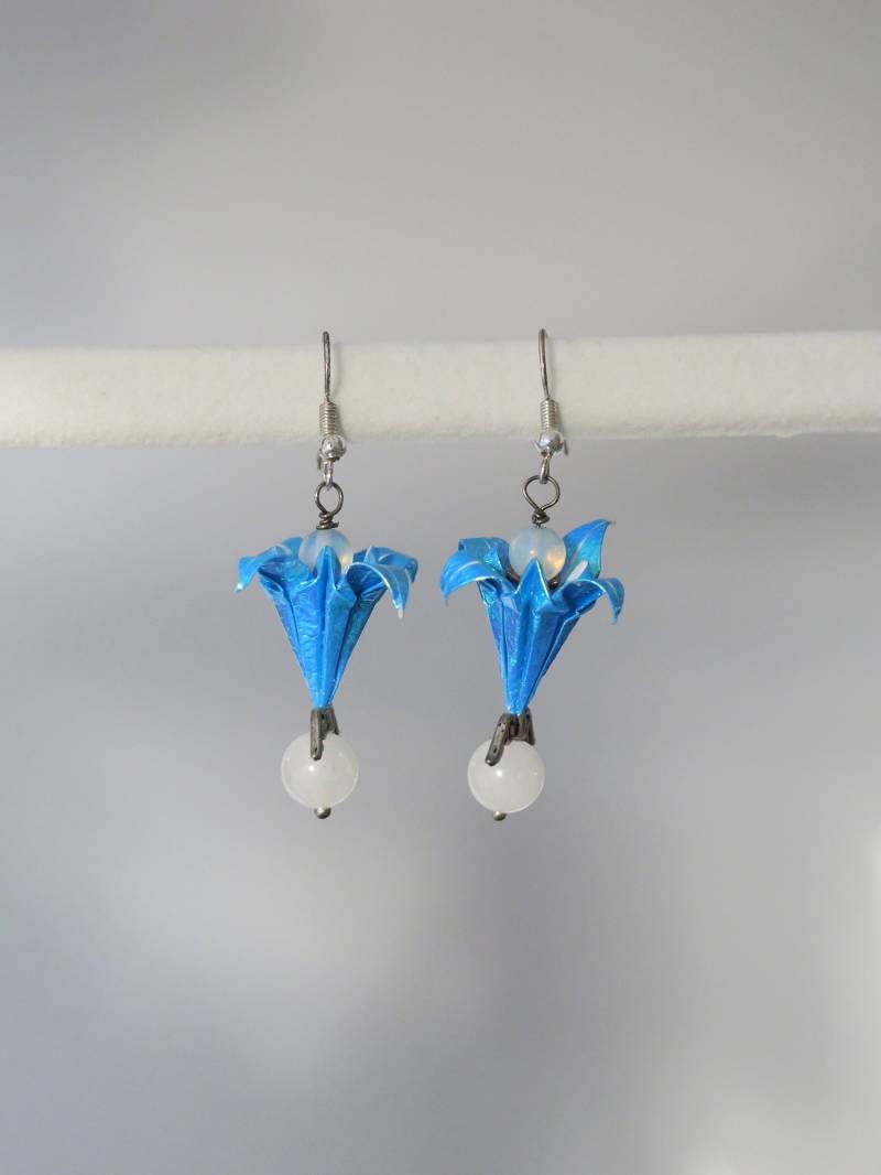 Handgemachte Origami Ohrringe Blau Und Silber Ton, Engelsflügel Perlendetail von KailansJewellery