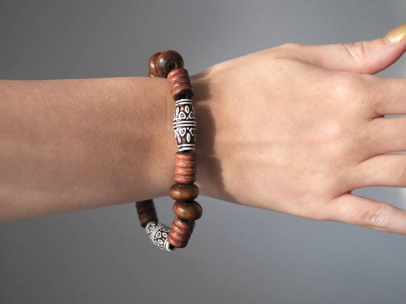 Holzperlenarmband, Braun & Weiß von KailansJewellery