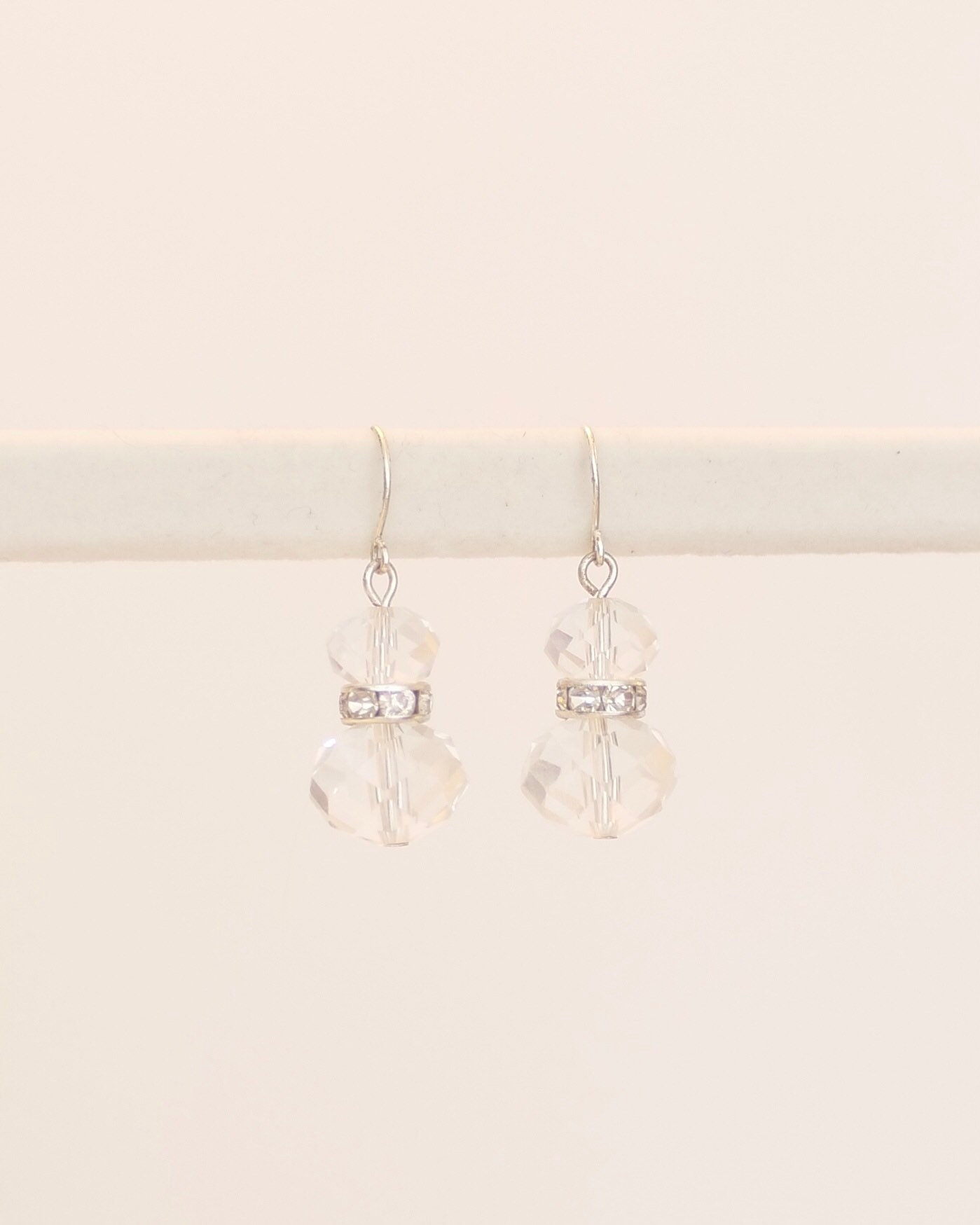 Klare Perlenohrringe Mit Edelsteindetail, Silberfarben von KailansJewellery