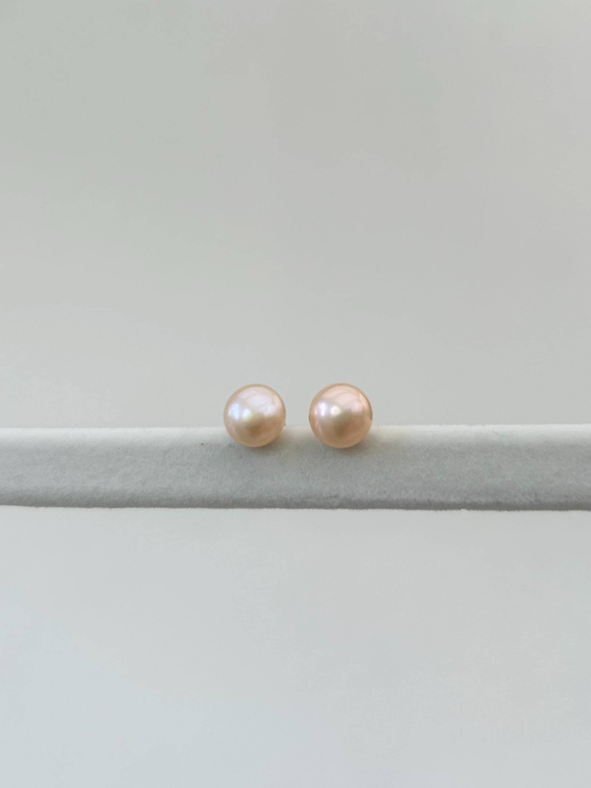 Kunstperlen Ohrstecker, Creme Ton von KailansJewellery