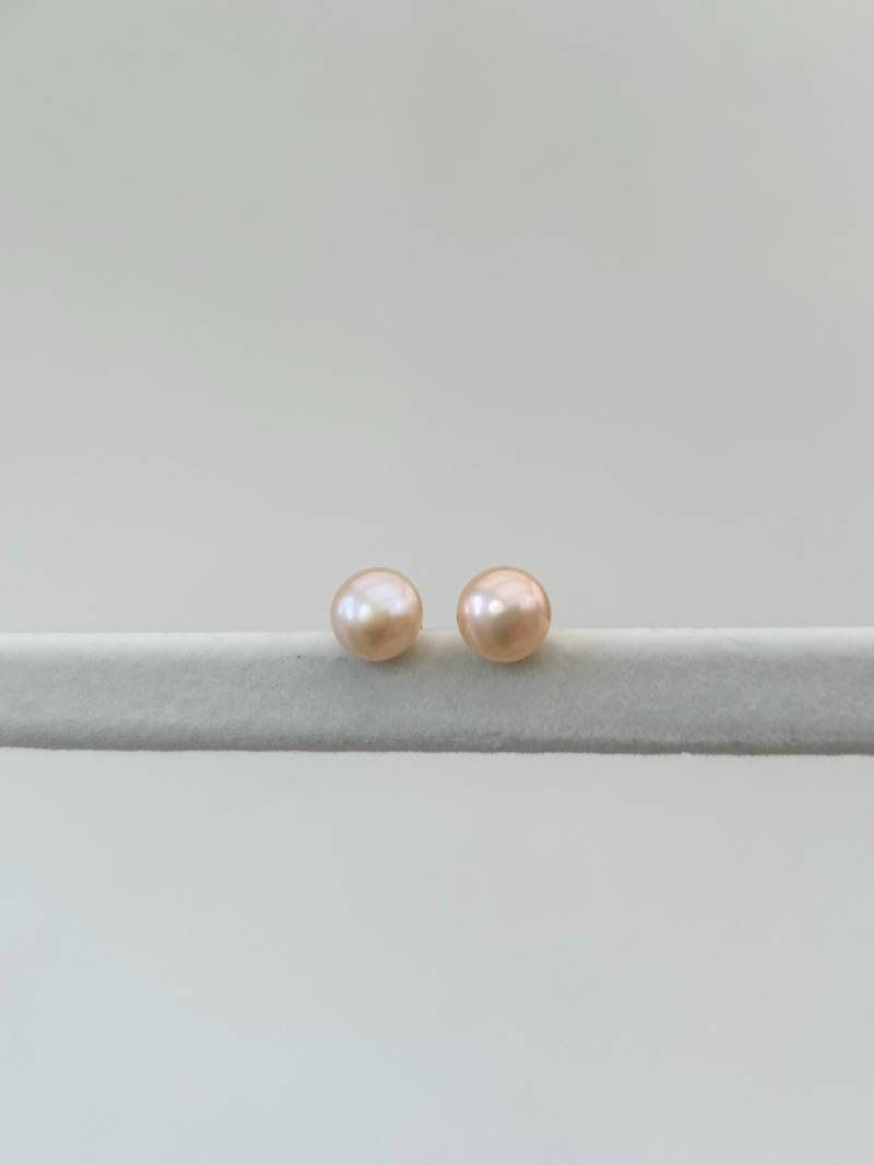 Kunstperlen Ohrstecker, Creme Ton von KailansJewellery