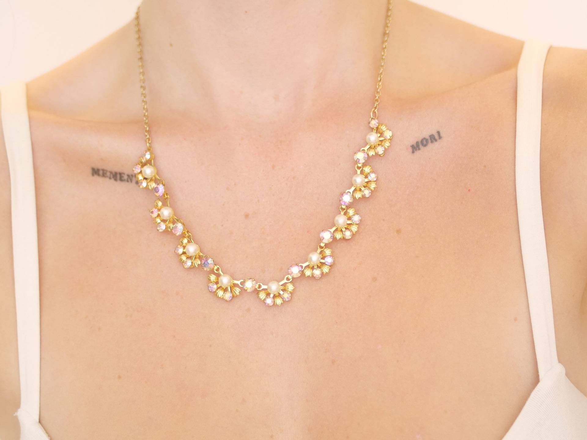 Lange Goldfarbene Perlenkette Mit Goldfarbener Quaste von KailansJewellery