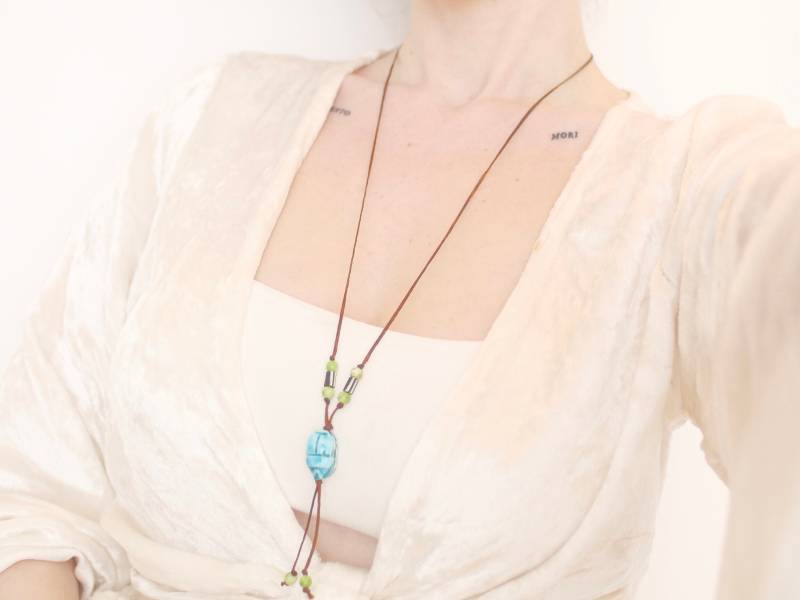 Lange Perlenkette Mit Anhänger Aus Blauem Stein von KailansJewellery