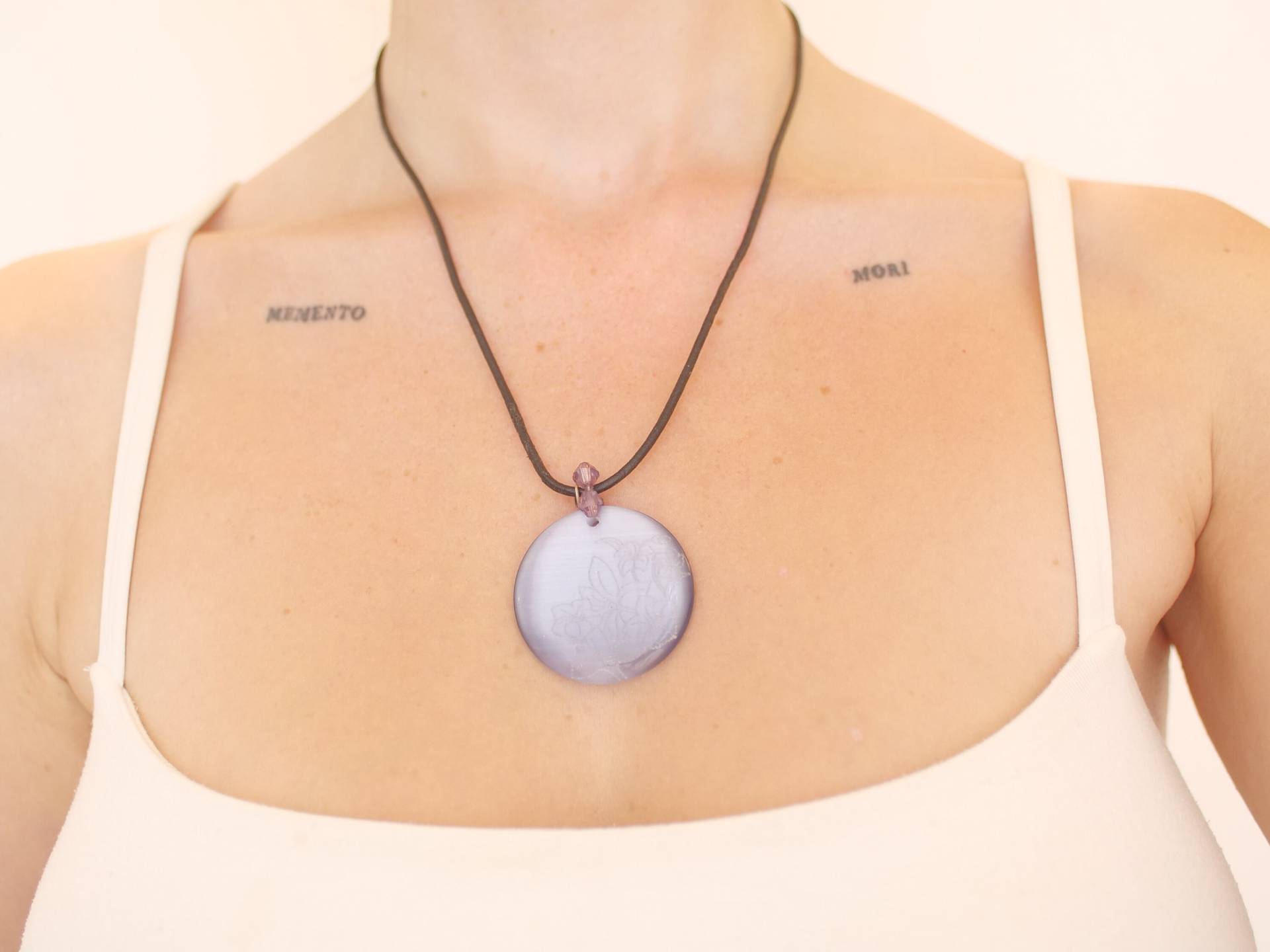 Lila Glas Blumen Perlen Anhänger, Schwarze Kordel von KailansJewellery