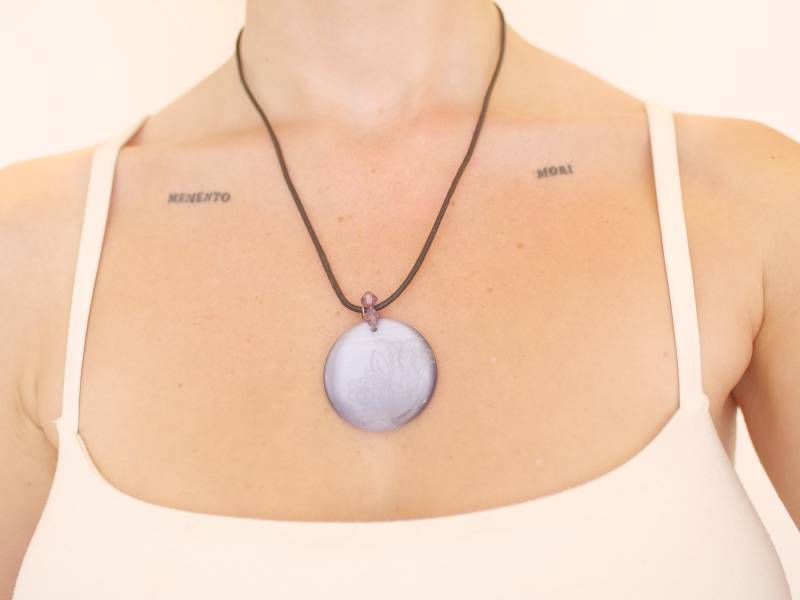 Lila Glas Blumen Perlen Anhänger, Schwarze Kordel von KailansJewellery