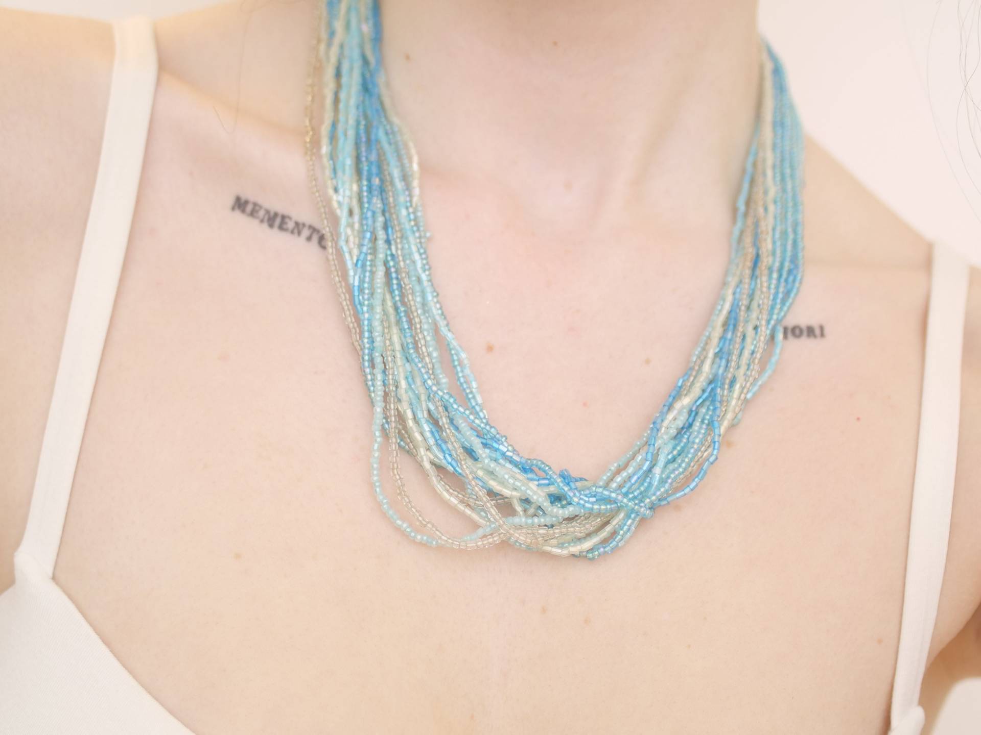 Mehrreihige Gedrehte Schillernde Rocailles Perlenkette in Blau Weiß Klar von KailansJewellery