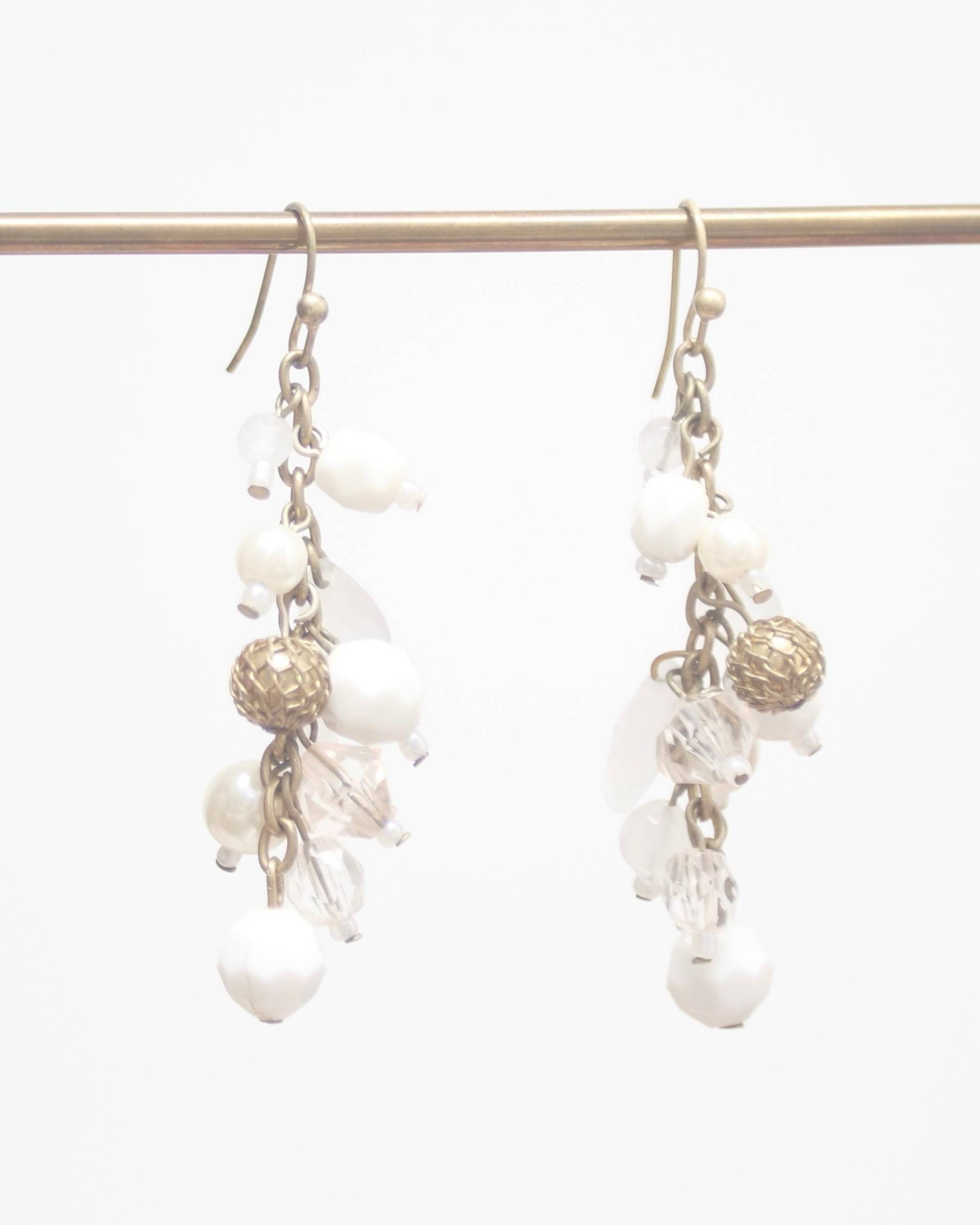 Multi Perlen Ohrringe, Farbe Gold Weiß Silber von KailansJewellery