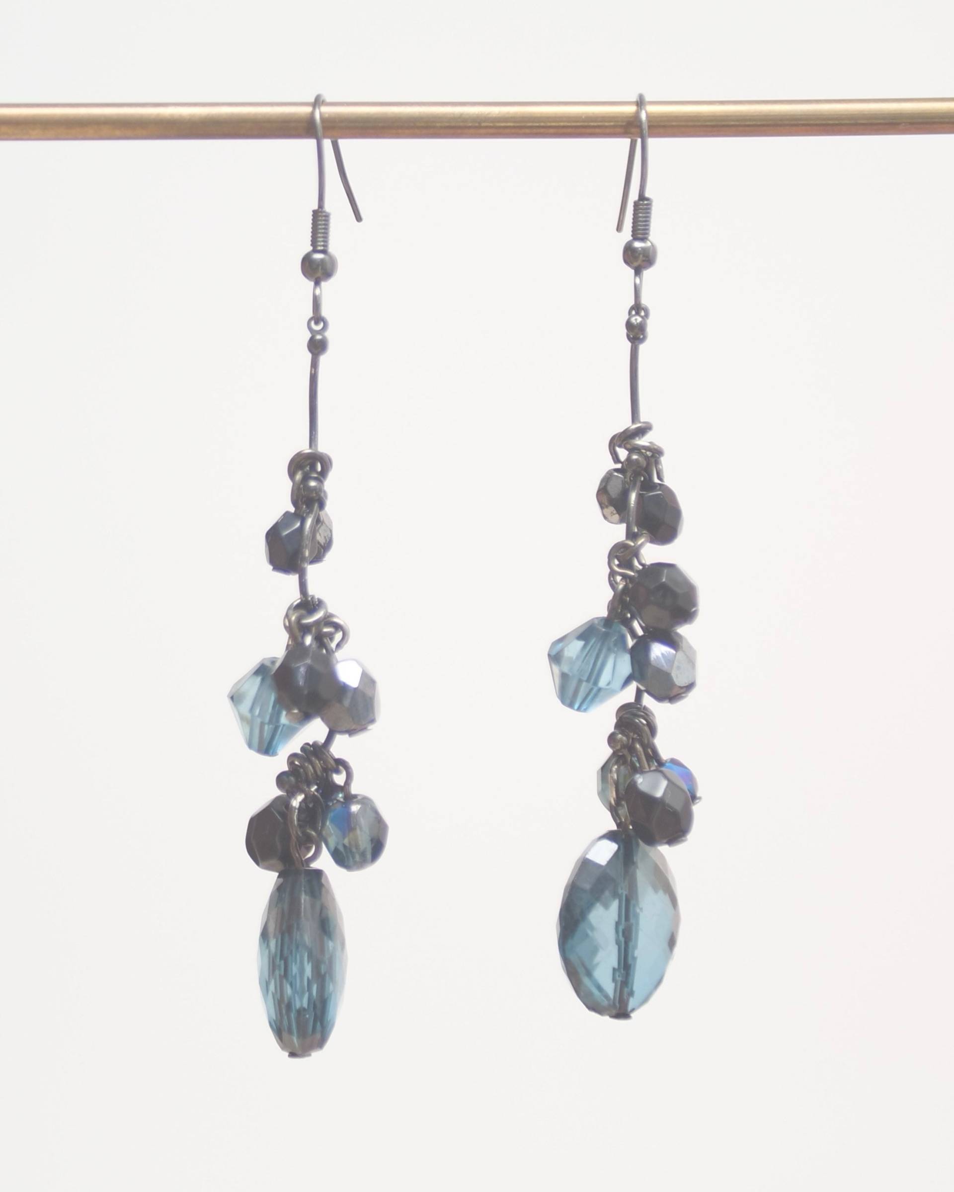 Multi Perlen Tropfen Ohrringe, Schwarz Blau Silber Ton von KailansJewellery